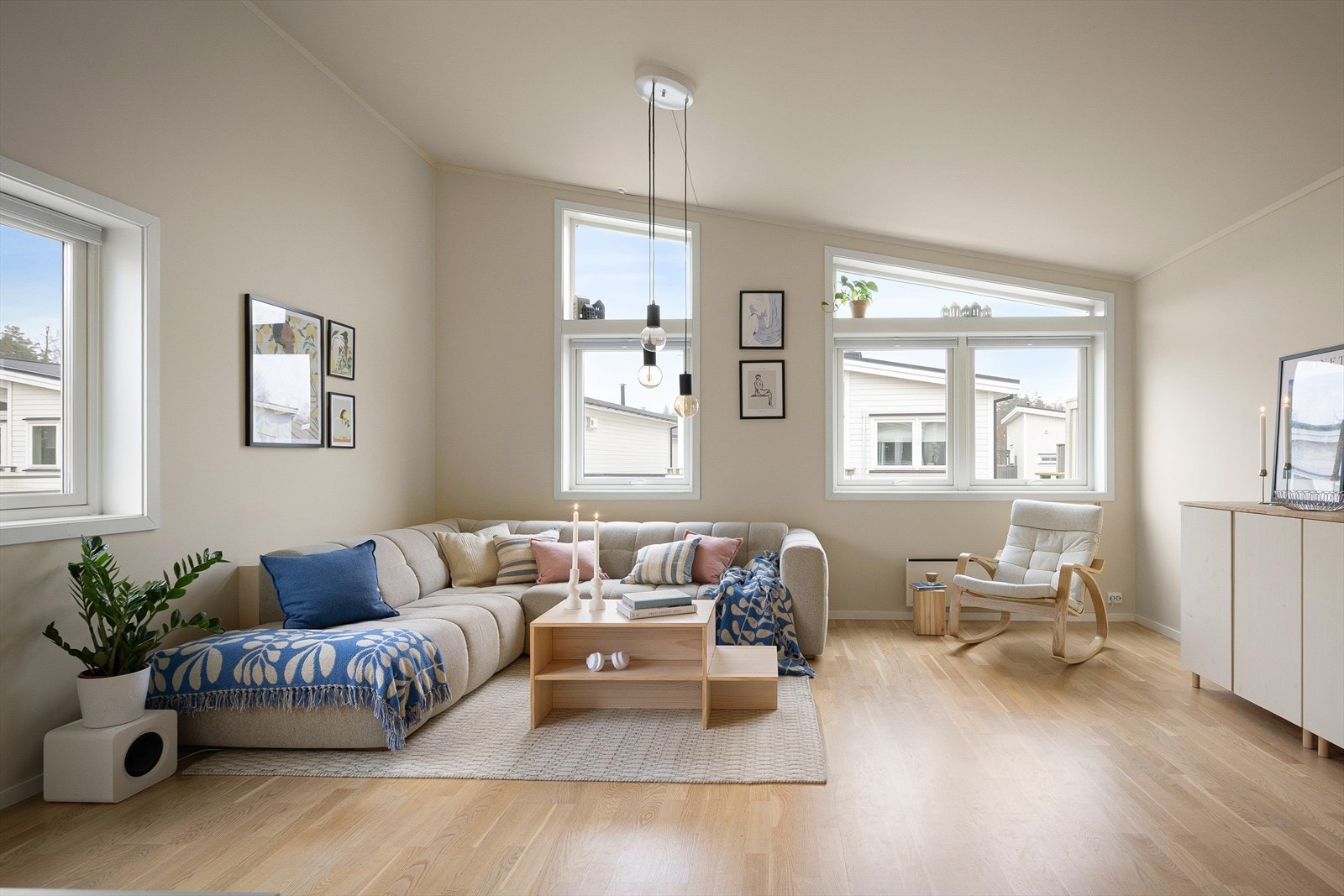 I andre etasje finner du en lys og romslig stue med høy takhøyde. Boligen har innvendige overflater med malte, glatte vegger og tak, fliser og parkettgulv. Foto: Eivind Lauritzen Galleribilde