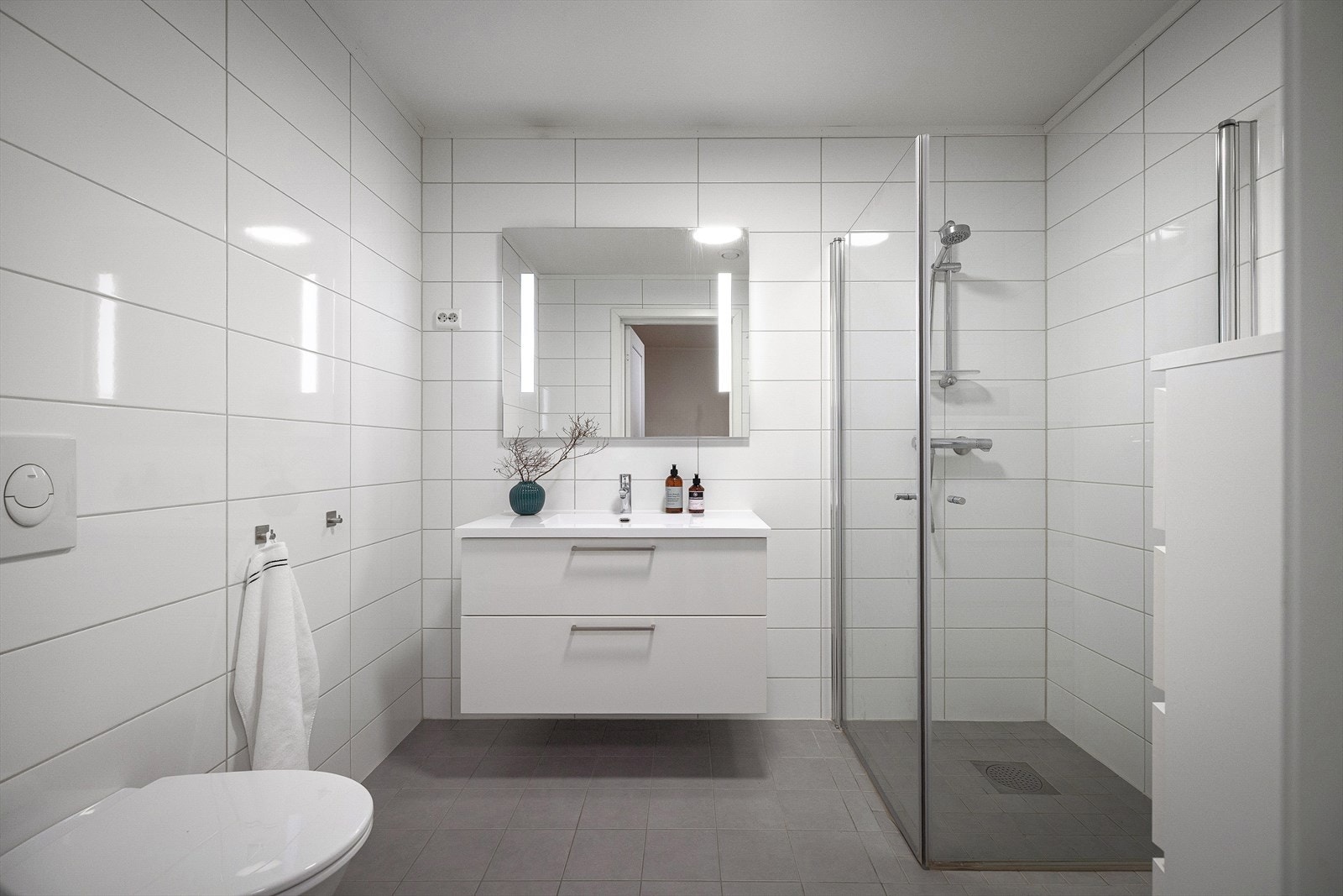 Dette er boligens største bad og ligger i 2.etg. Flislagte flater i stilrent uttrykk. Galleribilde