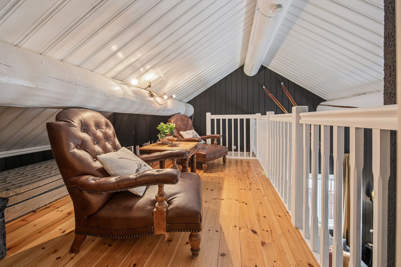 Sjarmerende loftstue - et perfekt fristed for både små og store.
Se ferdigattest - ikke godkjent for rom for varig opphold. Galleribilde