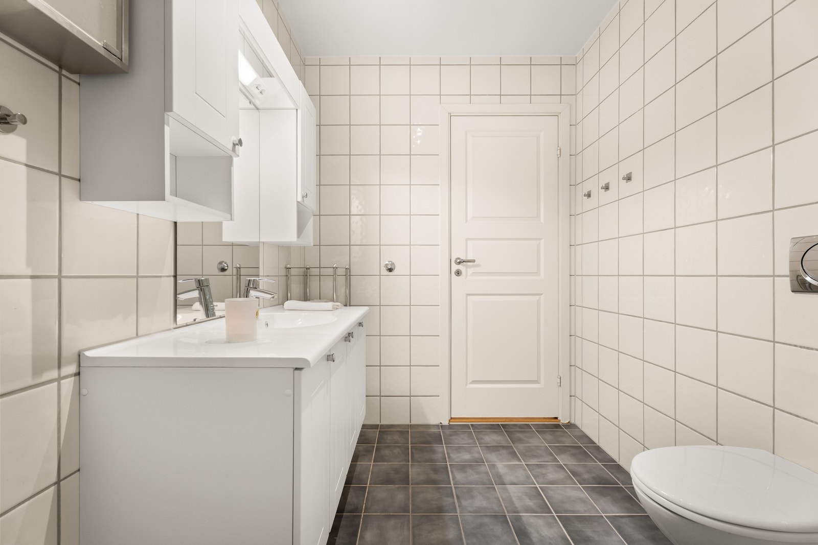 Opplegg for vaskemaskin er etablert, og badet har dusjkabinett, varmekabler og vegghengt toalett. Galleribilde