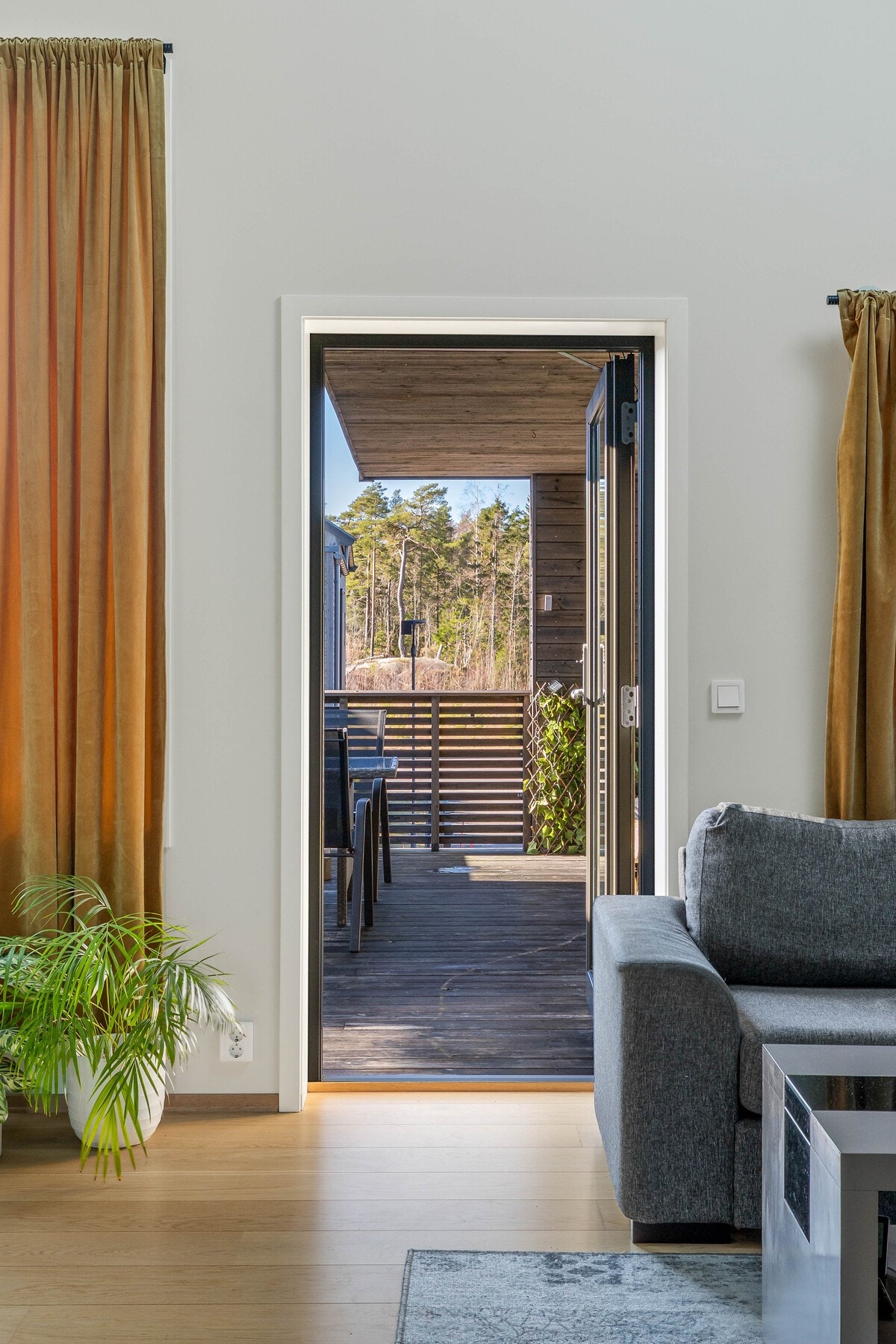 Stue med direkte utgang til terrasse. Galleribilde