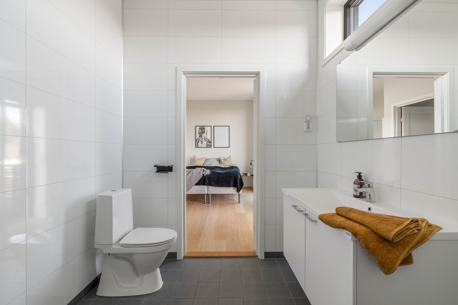 Romslig bad med toalett og servant. Direkte adkomst til soverom. Galleribilde