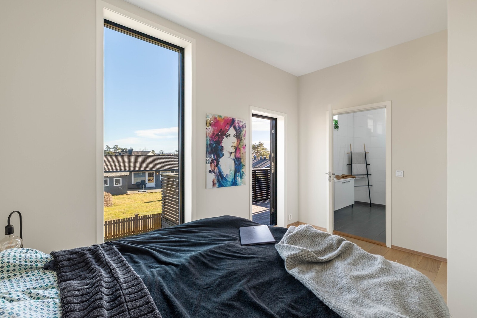 Fra hovedsoverom er det direkte adkomst til det ene badet. Galleribilde