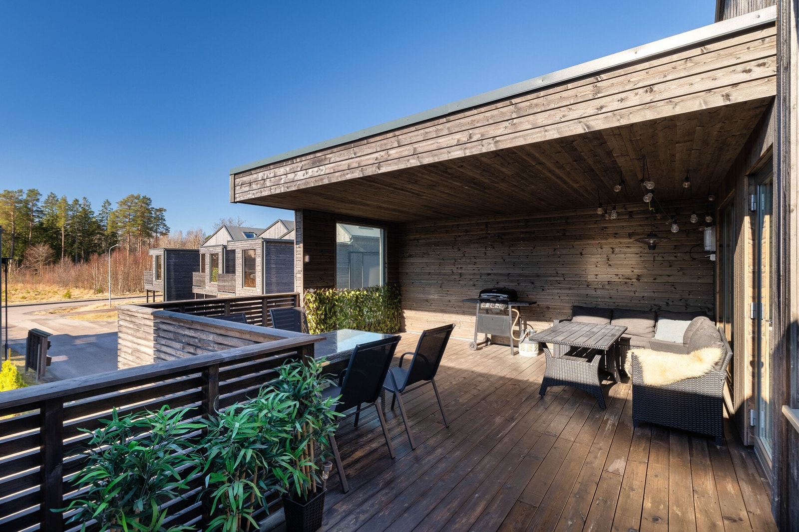 Terrassen er delvis takoverbygget slik at du kan sitte ute selv om det kommer en regnskur. Galleribilde