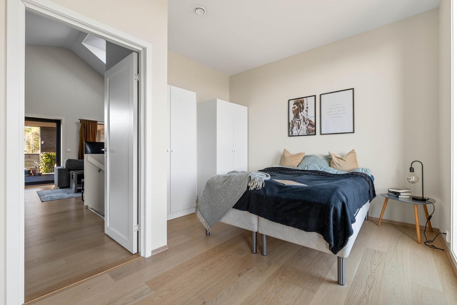 Garderobe sørger for ryddig oppbevaring av klær. Galleribilde