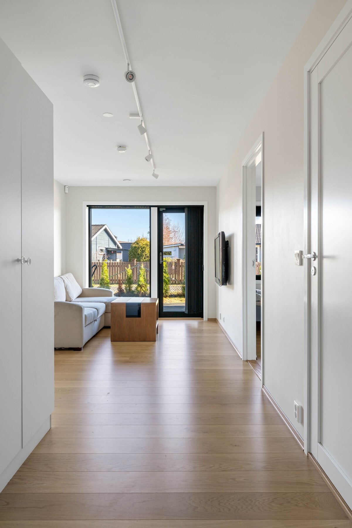 Stua er er perfekt som egen avdeling til barna eller ungdommene i huset i 1 etasje. Her kan man etablere et soverom ekstra, dersom man har behov for dette. Galleribilde