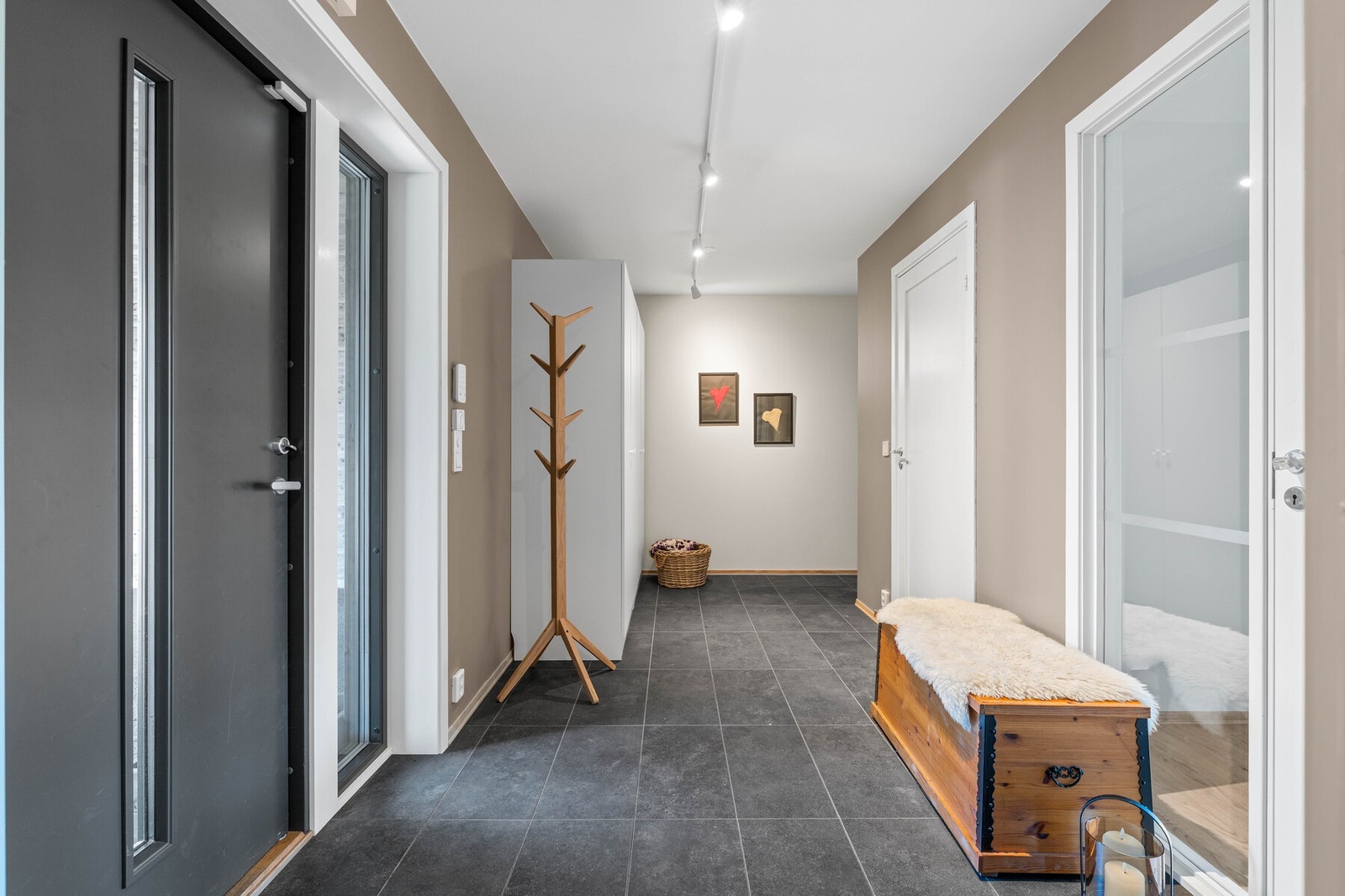 Romslig entré med plass til oppbevaring. Galleribilde