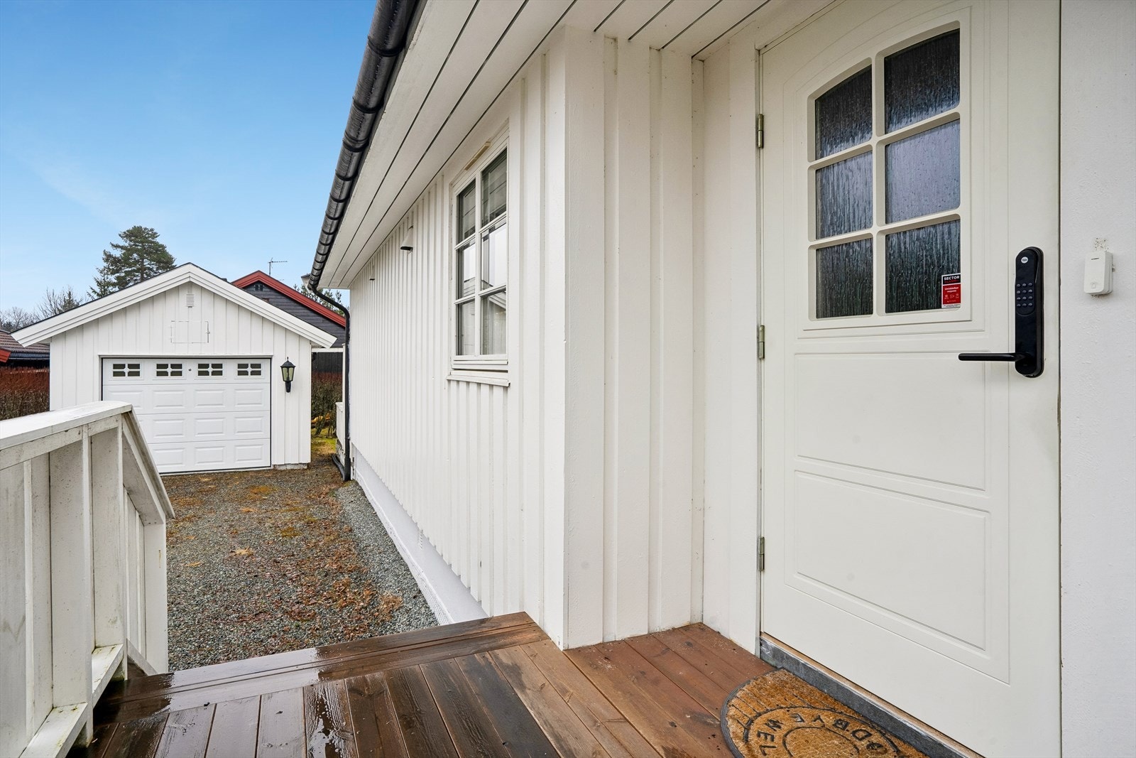 Inngangsdøren med Yale Doorman kodelås er av nyere dato. Galleribilde