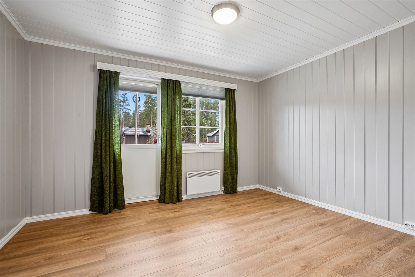 Hovedsoverom er romslig, med god plass til dobbeltseng. Galleribilde