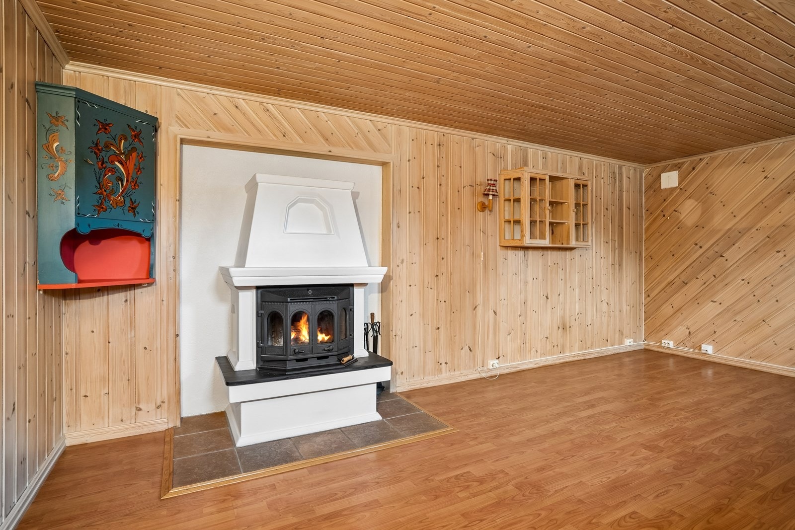 Kjellerstue med koselig peis. Galleribilde
