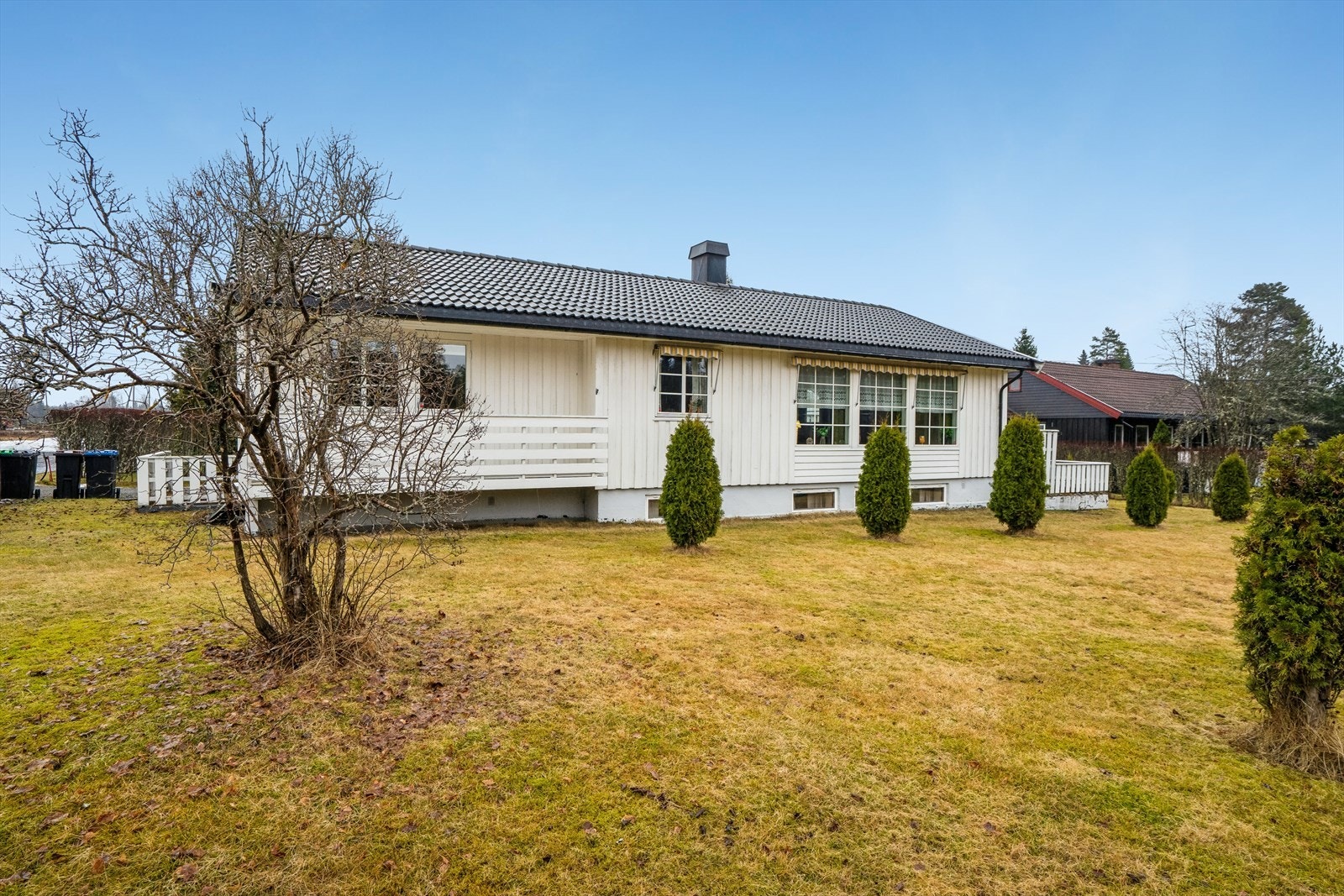 Eiendommen har gode solforhold, og hagen er pent opparbeidet med hekker og noen prydbusker. Galleribilde