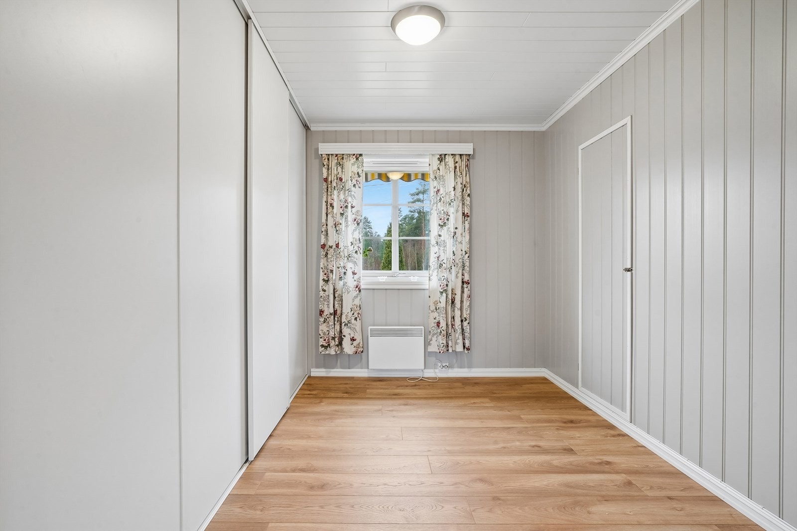 Praktisk garderoberom. Dette var opprinnelig et soverom, så her har man mulighet for tilbakeføre dette til ekstra soverom. Galleribilde