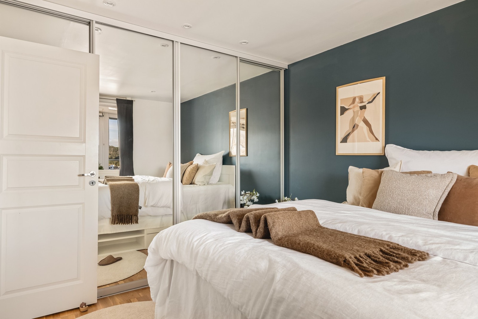 Det er benyttet en lun fargepalett og parkettgulv. Galleribilde