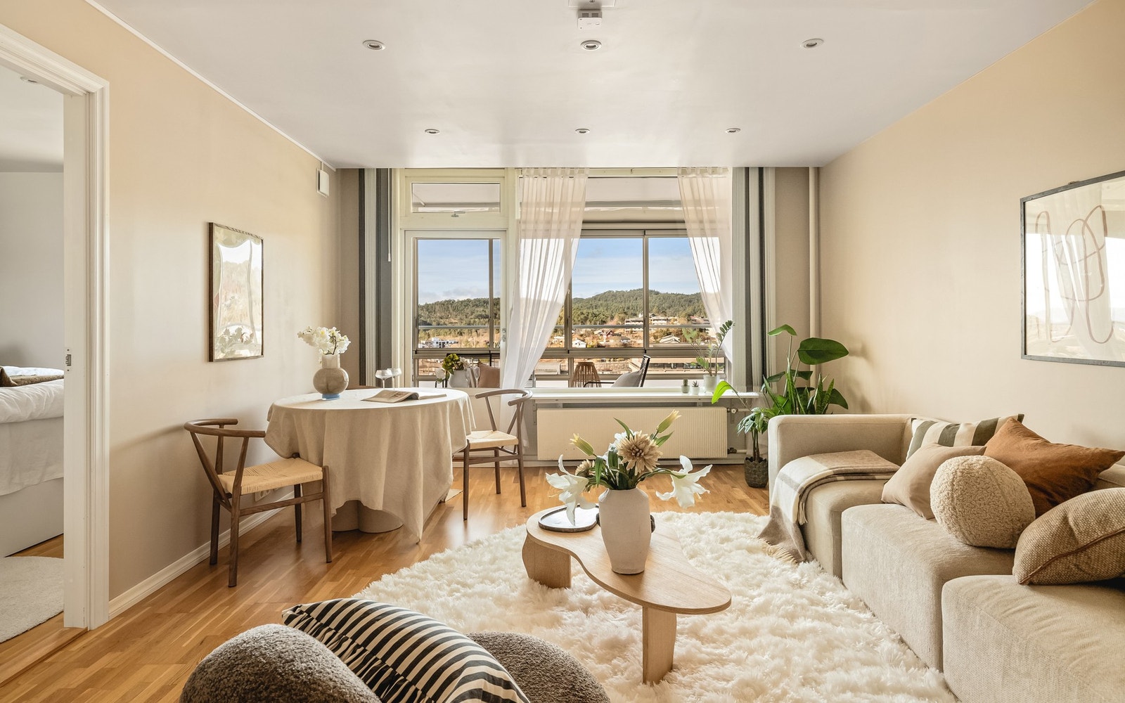 Fra stuen har du tilgang til en innglasset balkong som fungerer som en fin forlengelse av stuen. Galleribilde