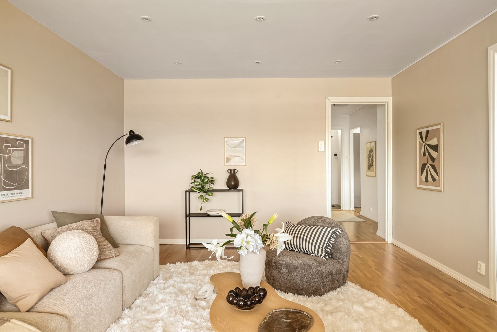 Stuen har en praktisk planløsning som gjør det enkelt å innrede etter eget ønske. Galleribilde