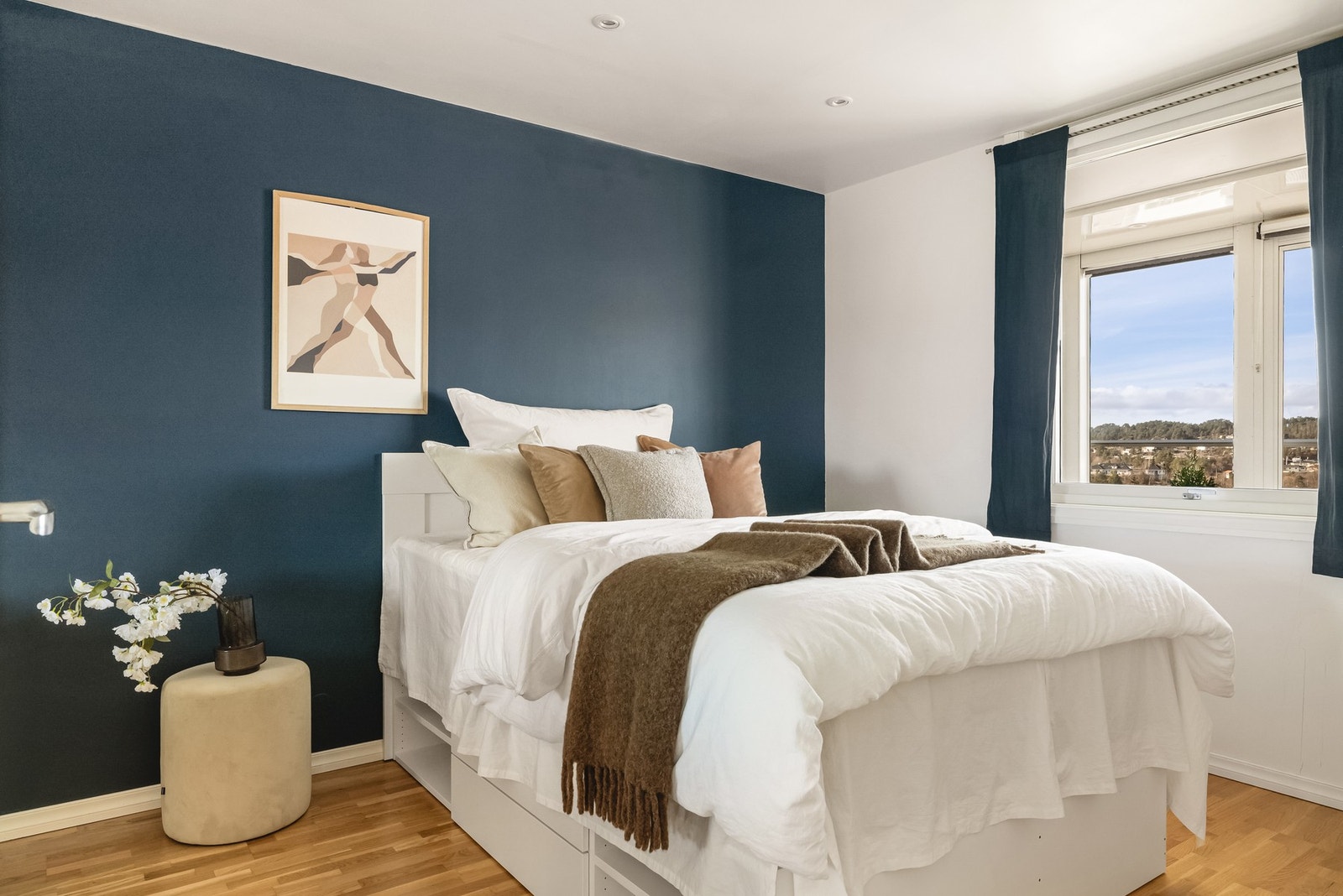 Leilighetens soverom er av god størrelse og måler 13,5 m² med innebygd skyvedørsgarderobe. Galleribilde