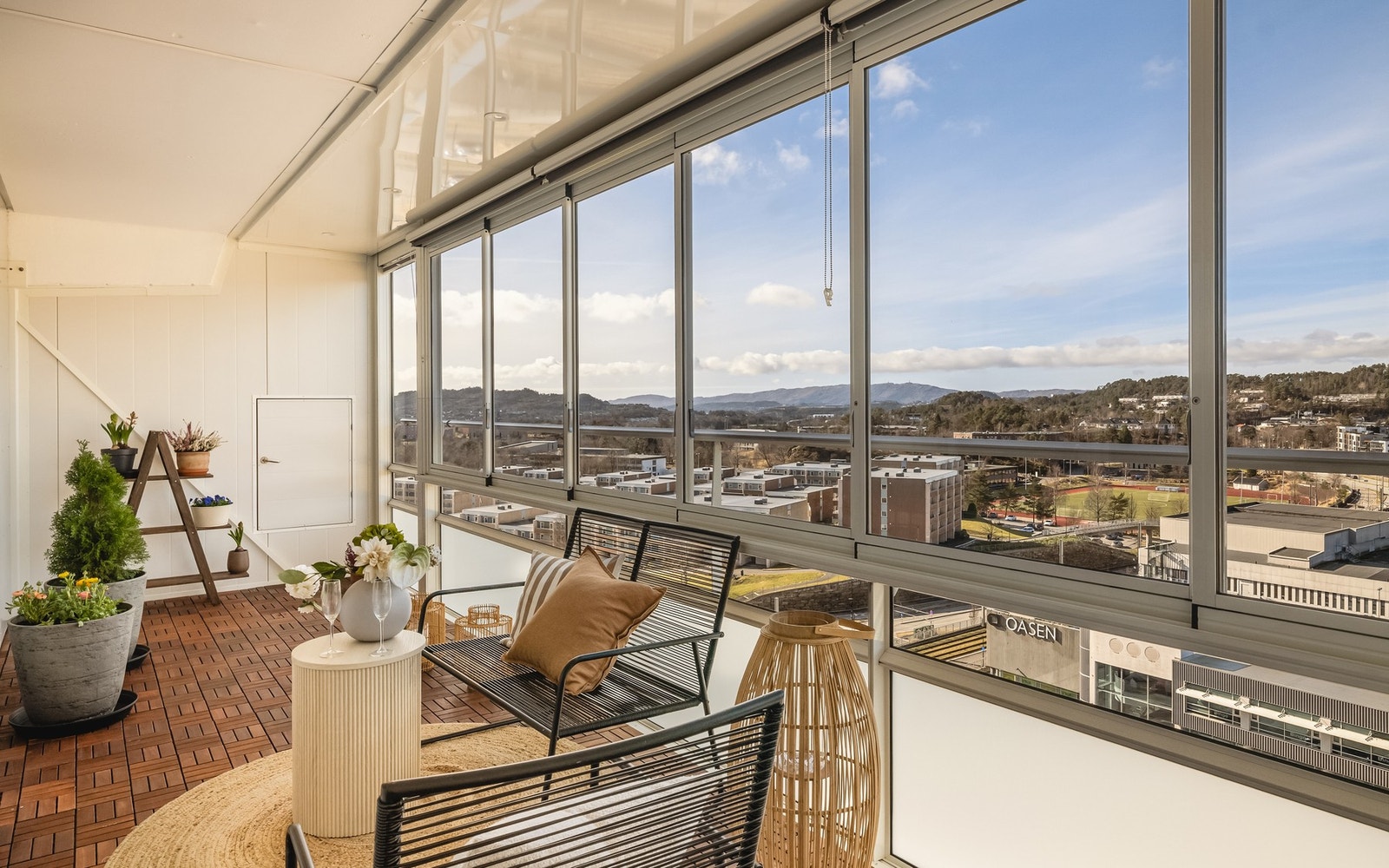 Velkommen til denne pene 2-roms toppleiligheten med sentral beliggenhet. Galleribilde