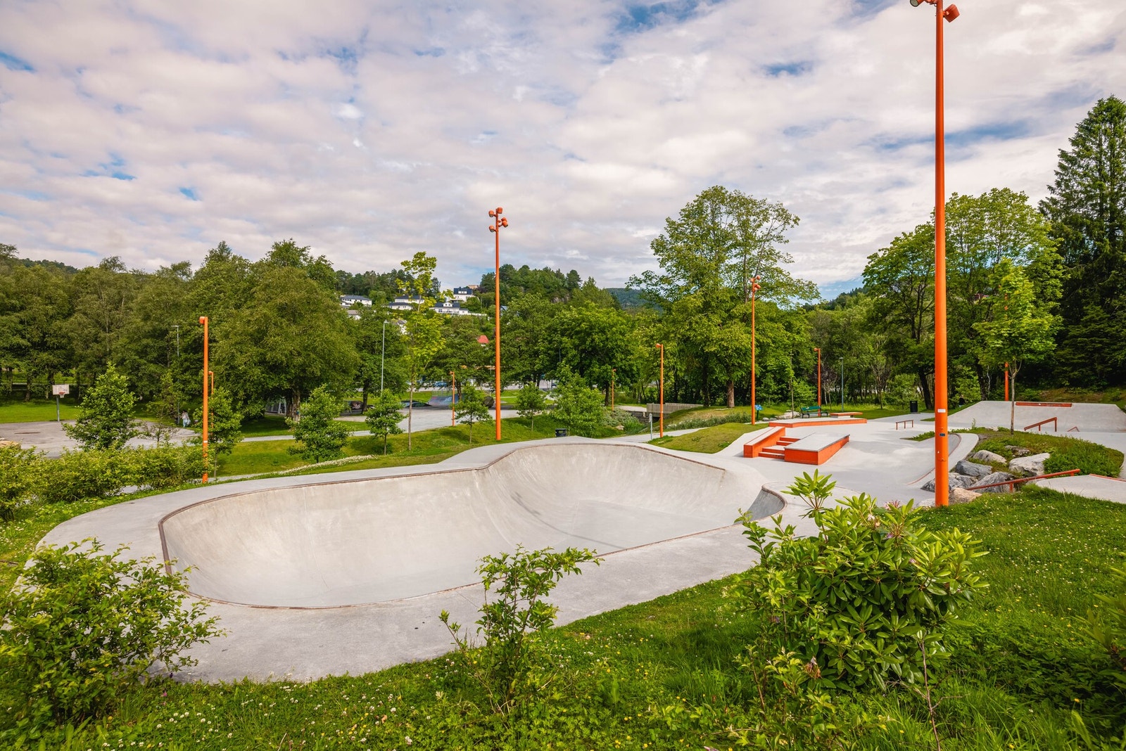 Området byr også på flere fritids- og aktivitetstilbud, blant annet Lynghaugparken med frisbeegolfbane og skatepark. Galleribilde