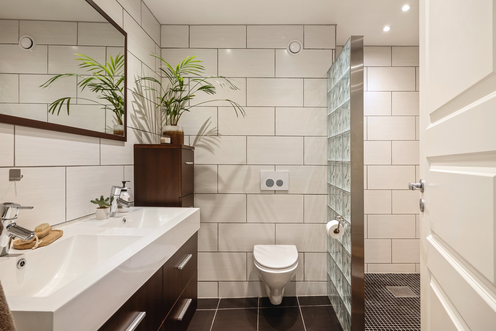 Badet måler 6,5 m². Galleribilde