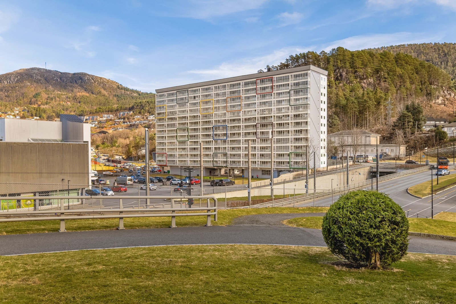 Området har svært gode kollektivforbindelser med både bussterminal og bybane kun et steinkast unna. Galleribilde