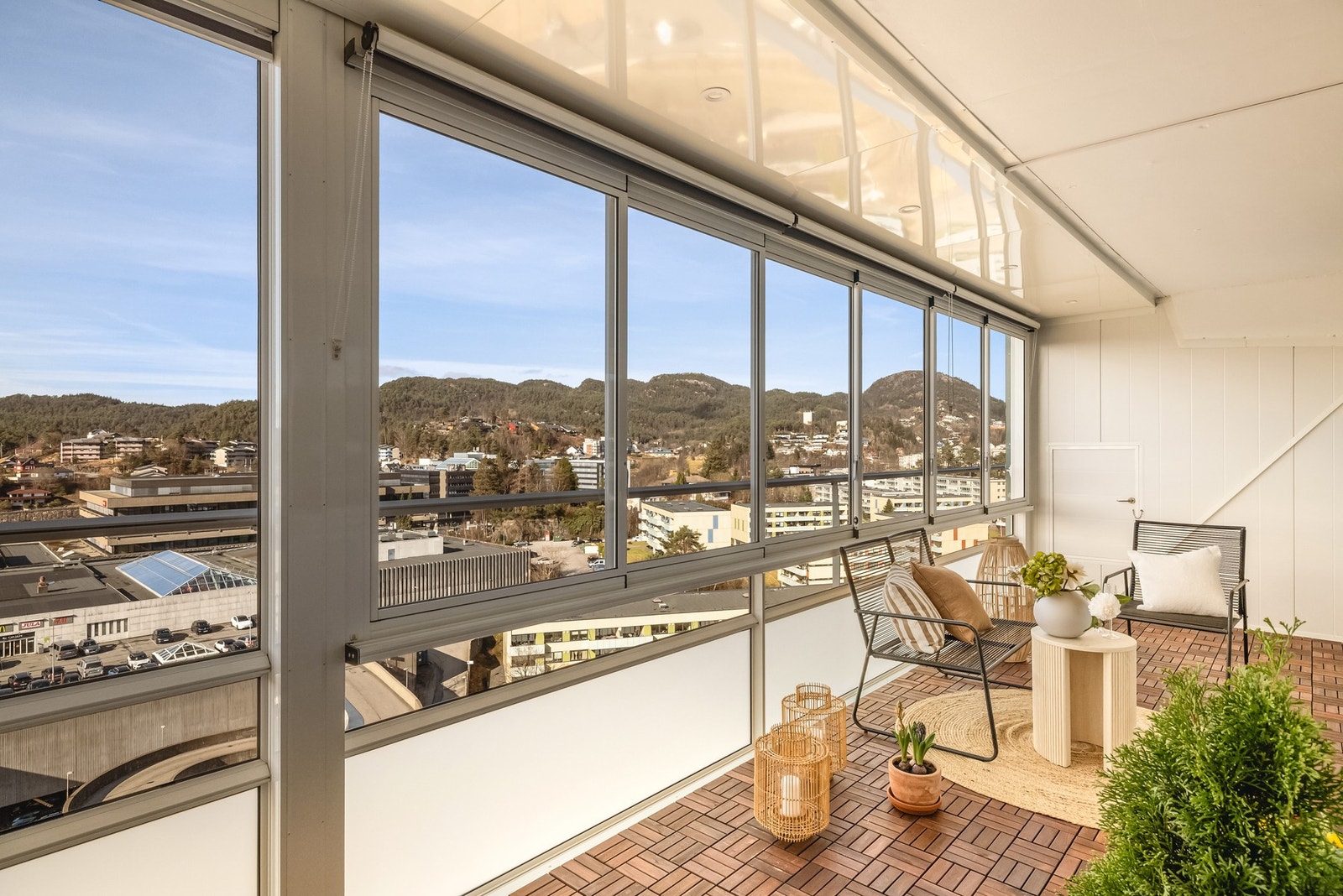 Balkongen måler 15,1 m², og byr på flott utsikt og særdeles gode solforhold. Galleribilde