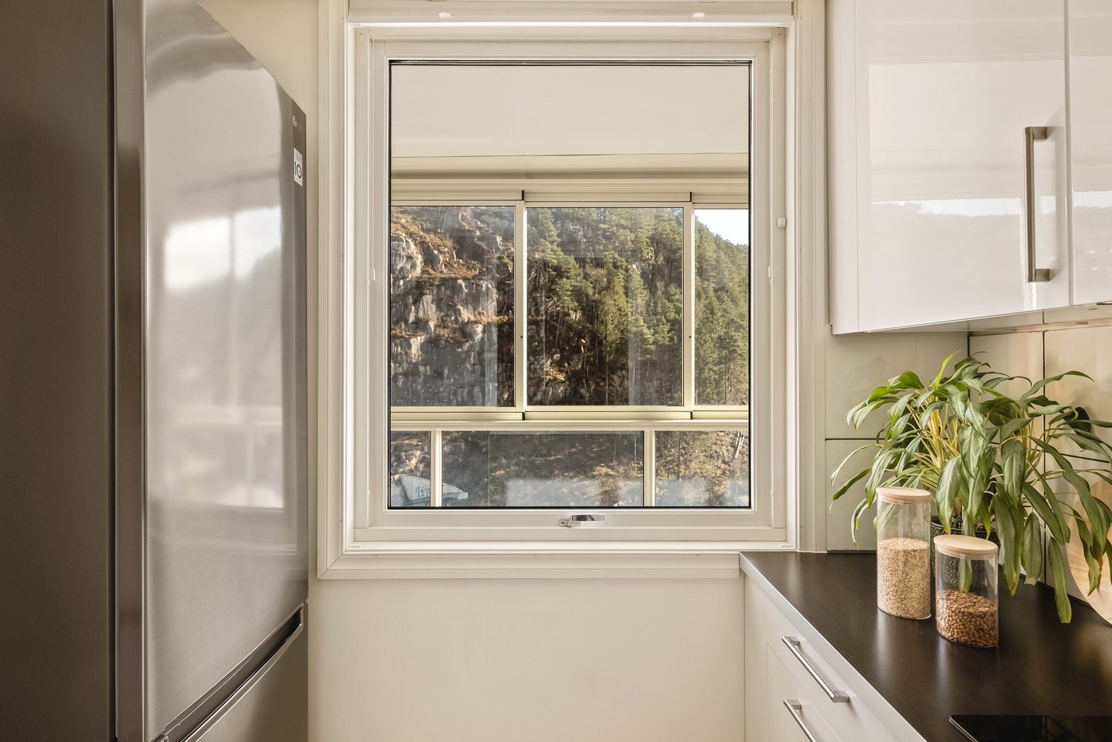 Kjøkkenet har godt med arbeids- og oppbevaringsplass. Galleribilde