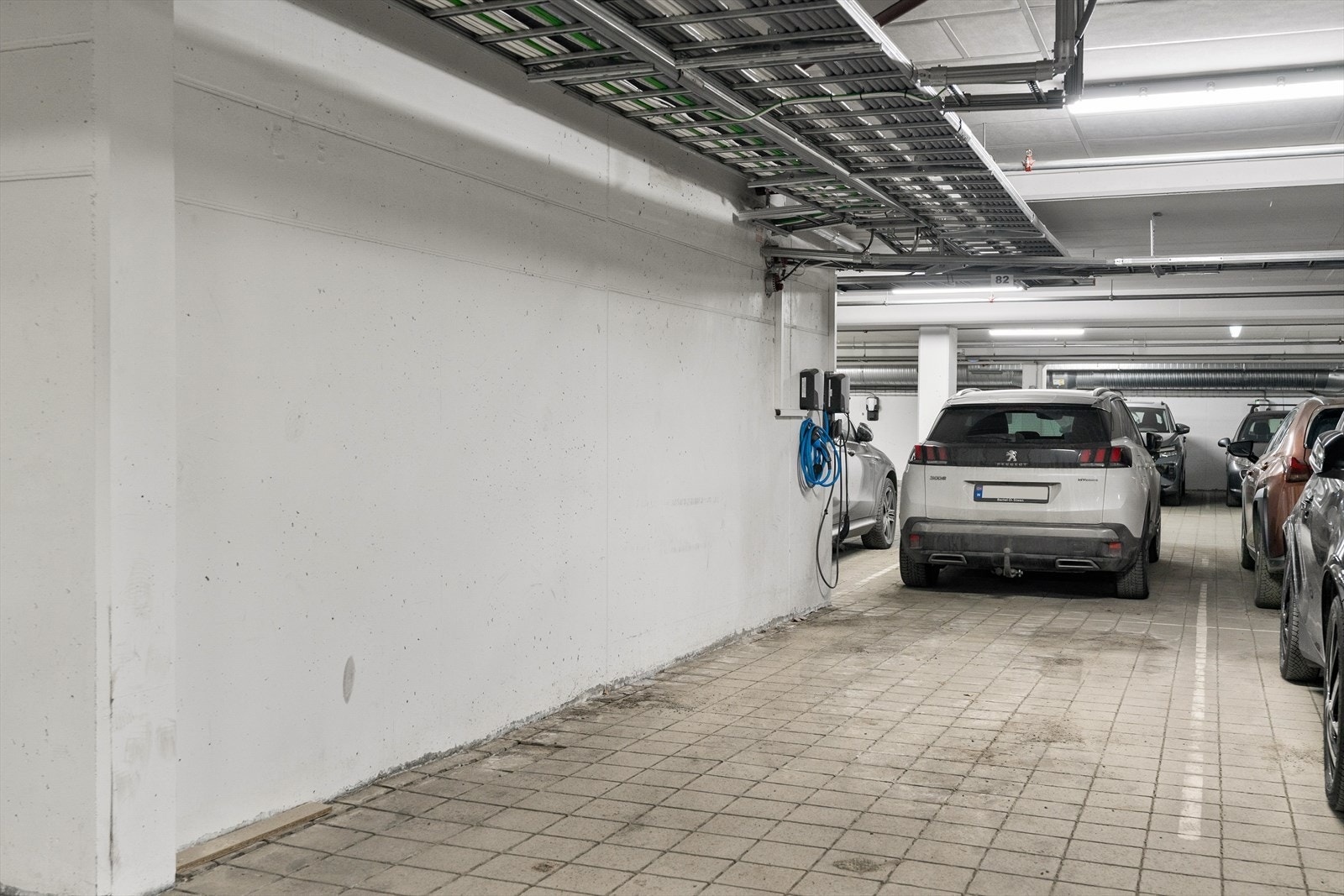 Det medfølger egen p-plass med elbil-lader i felles garasjeanlegg. Galleribilde