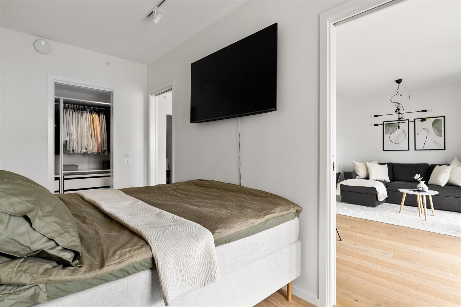 Eget omkledningsrom / walk-in garderobe på 3m² tilknyttet soverommet. Galleribilde