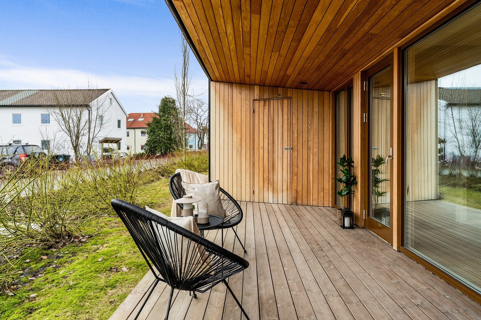 Nydelig markterrasse på hele 17m² med flotte solforhold. Direkte adkomst til grøntareal og fellesområde. Godt skjermet med hekk og prydbusker i sommerhalvåret. Galleribilde