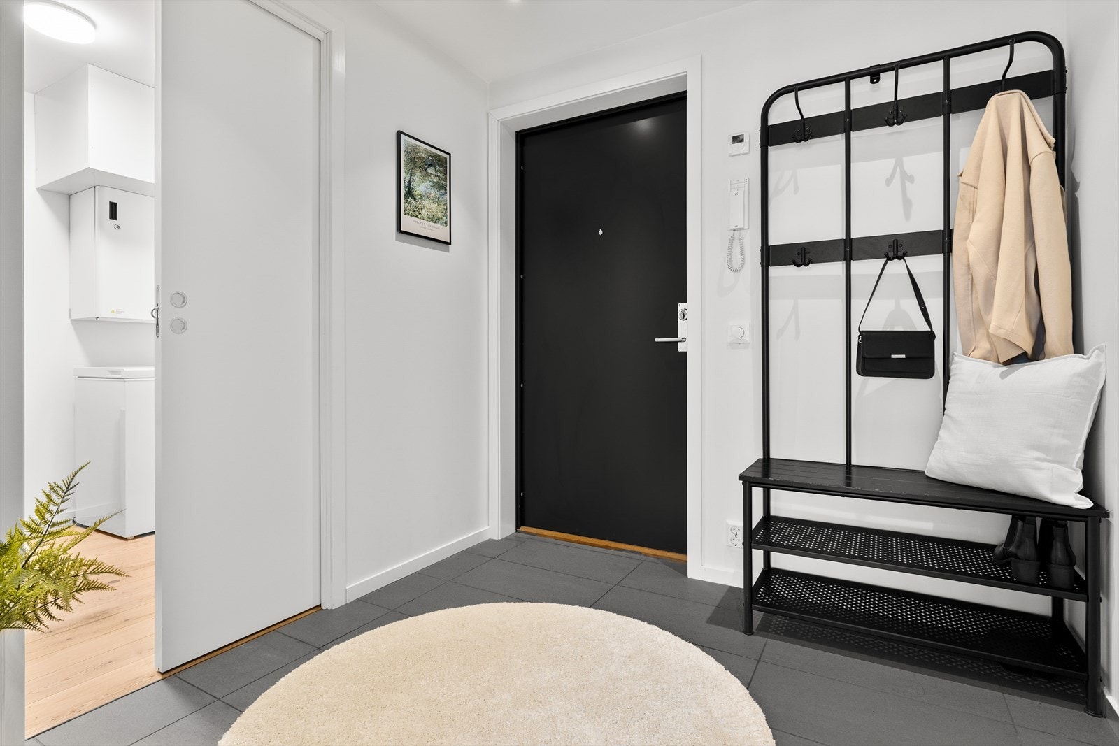 Entreen er på 4,5m² og har god plass til oppbevaringsmøblement og klesheng. Lekkert, flislagt gulv med varme. Galleribilde
