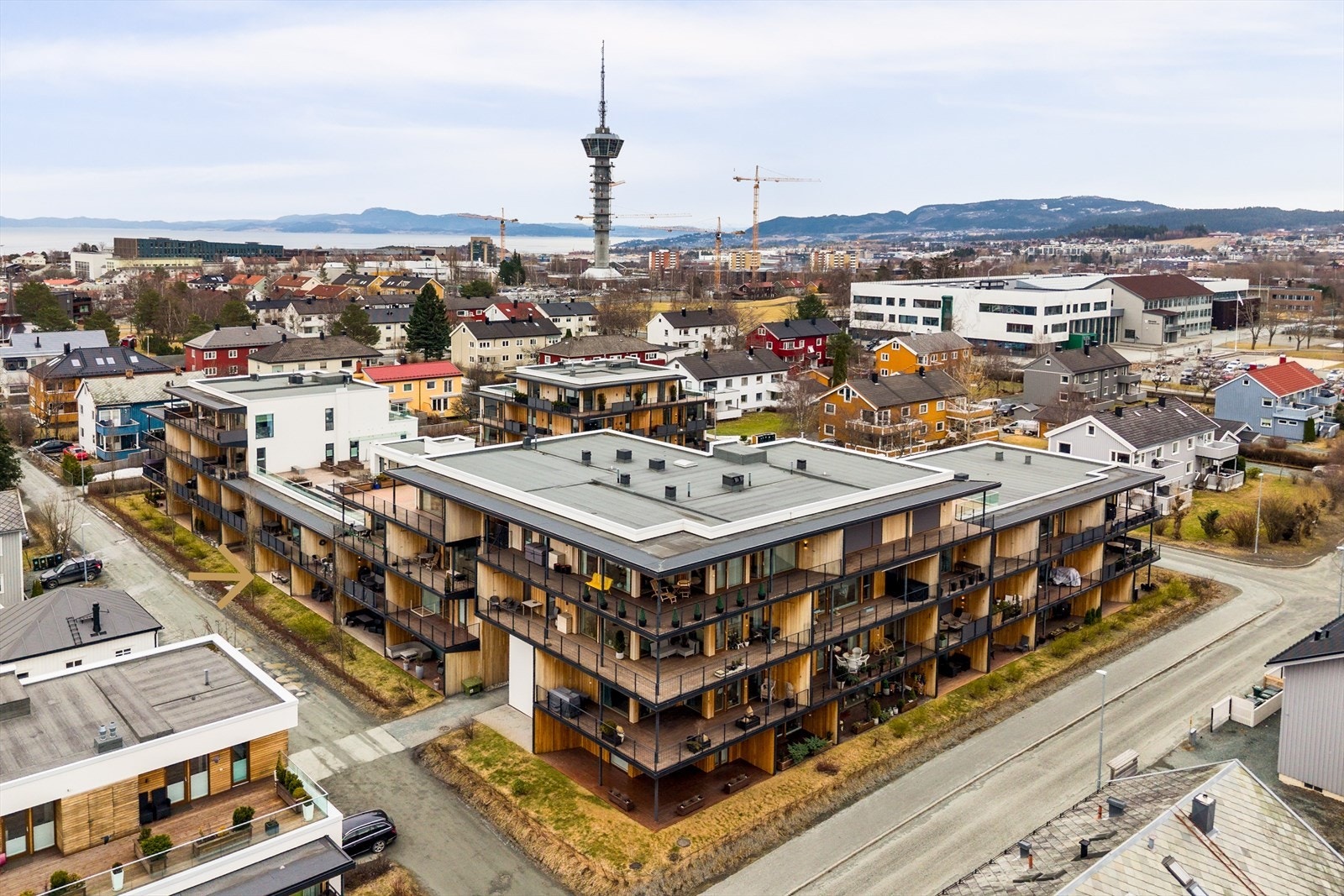 Dronefoto av sameiet. Legg merke til takterrassen til venstre i bilde som er felles for beboerne. Galleribilde