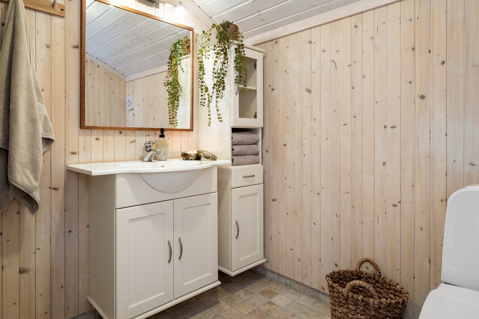 Baderom i andre etasje i samme stil som hovedbad med dusjvegg i glass, servant med ettgreps kran, speil og belysning. Det er gulvvarme på begge baderom. Galleribilde