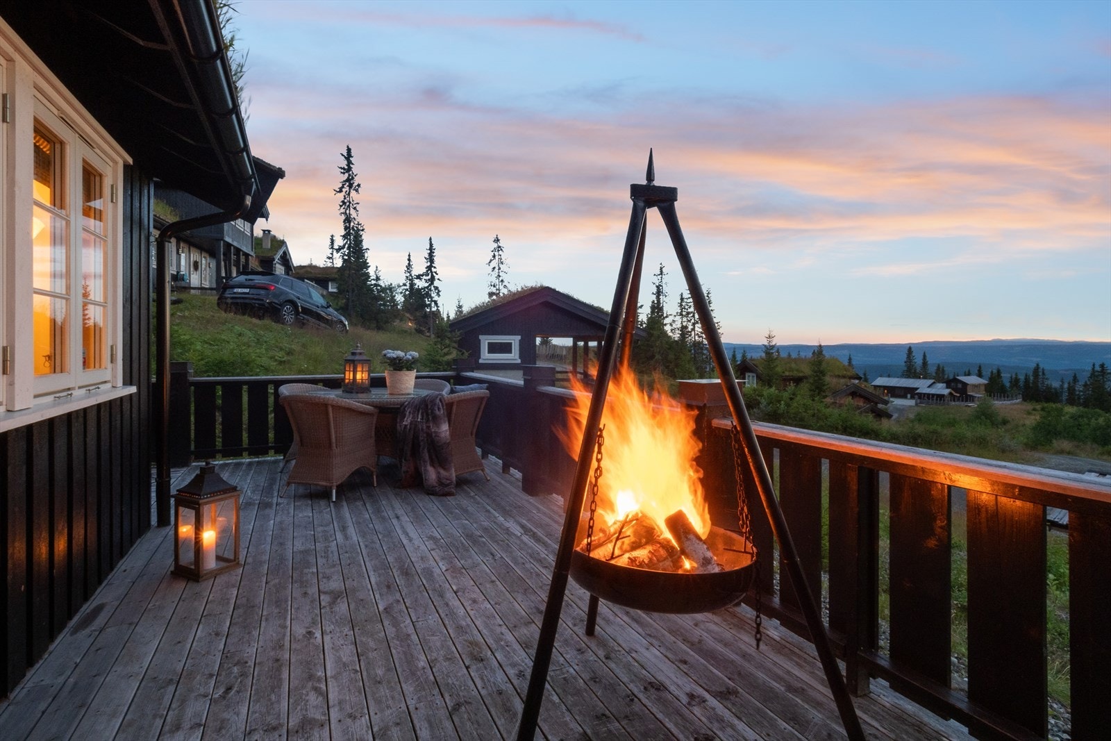 Stor og god veranda - en fin uteplass som kan nytes sommer som vinter. Galleribilde