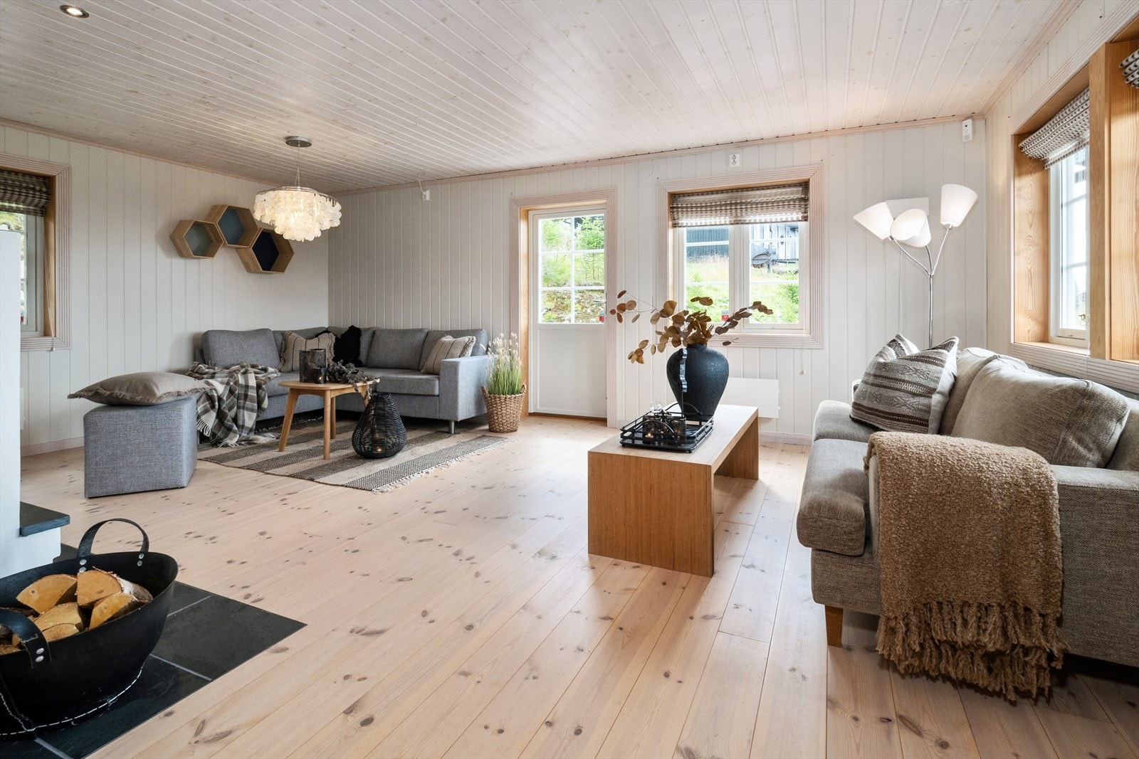 Hytta har en luftig og romslig stue som fremstår som et naturlig samlingssted for familie og venner. Galleribilde