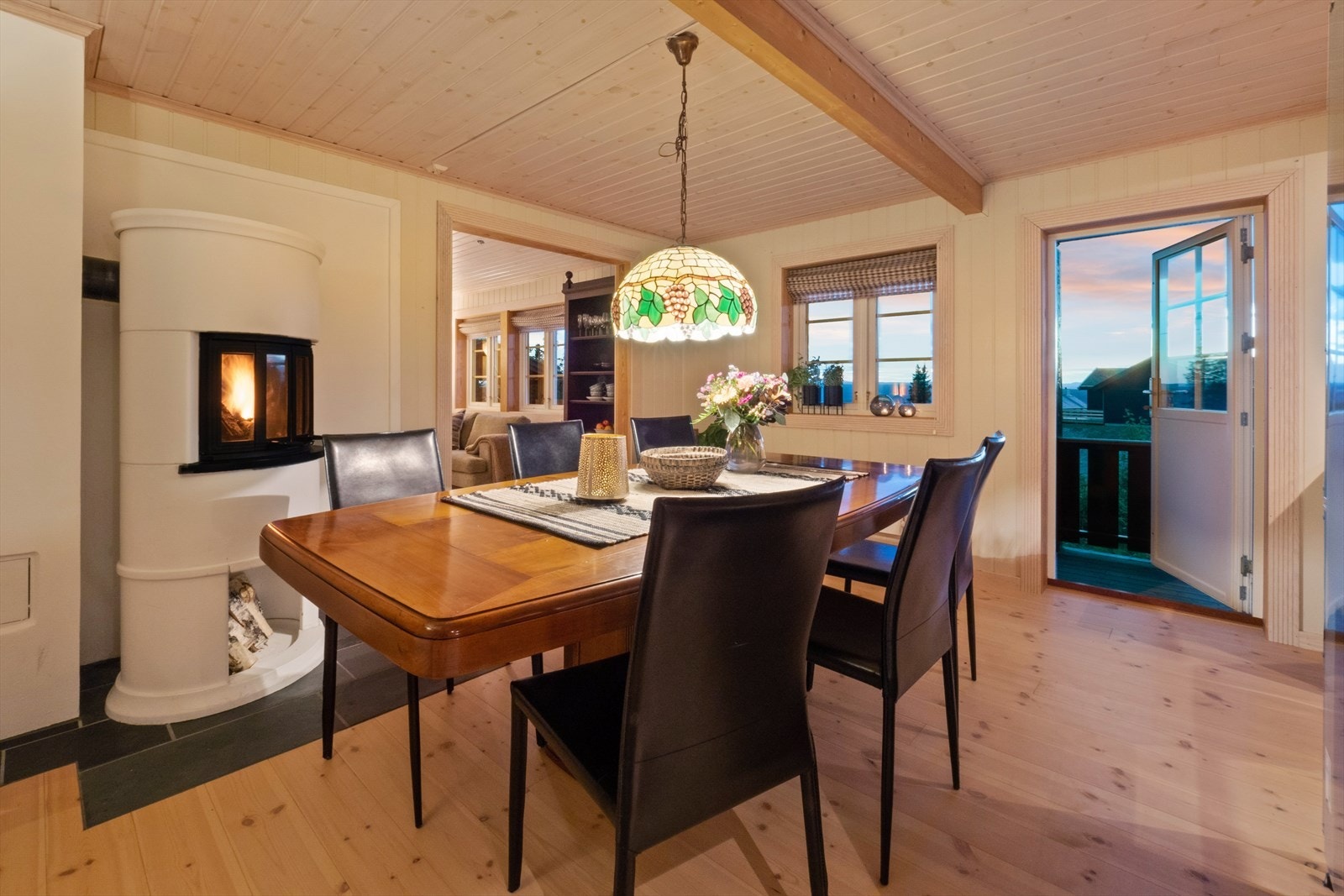 I kjøkkenområdet er det god plass til spisestue. Galleribilde