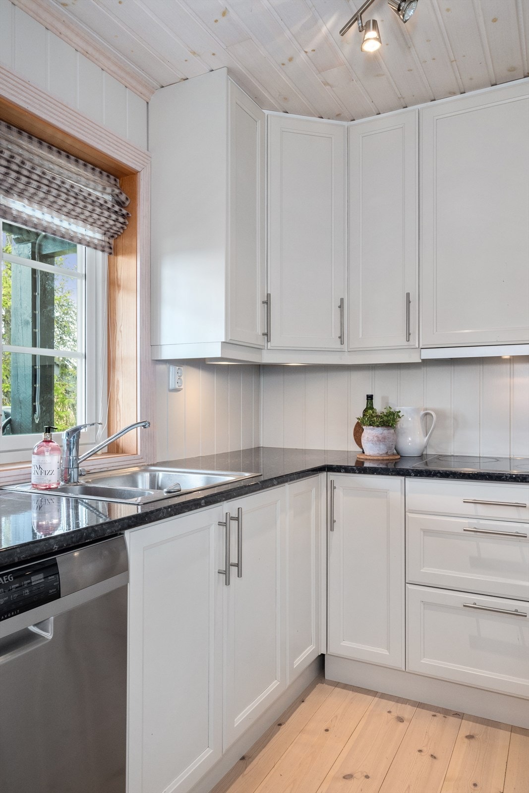 Innredningen i lyse fronter står i stil med resten av hytta. God oppbevaringsplass i over- og underskap og god arbeidsplass på benkeplate. Galleribilde