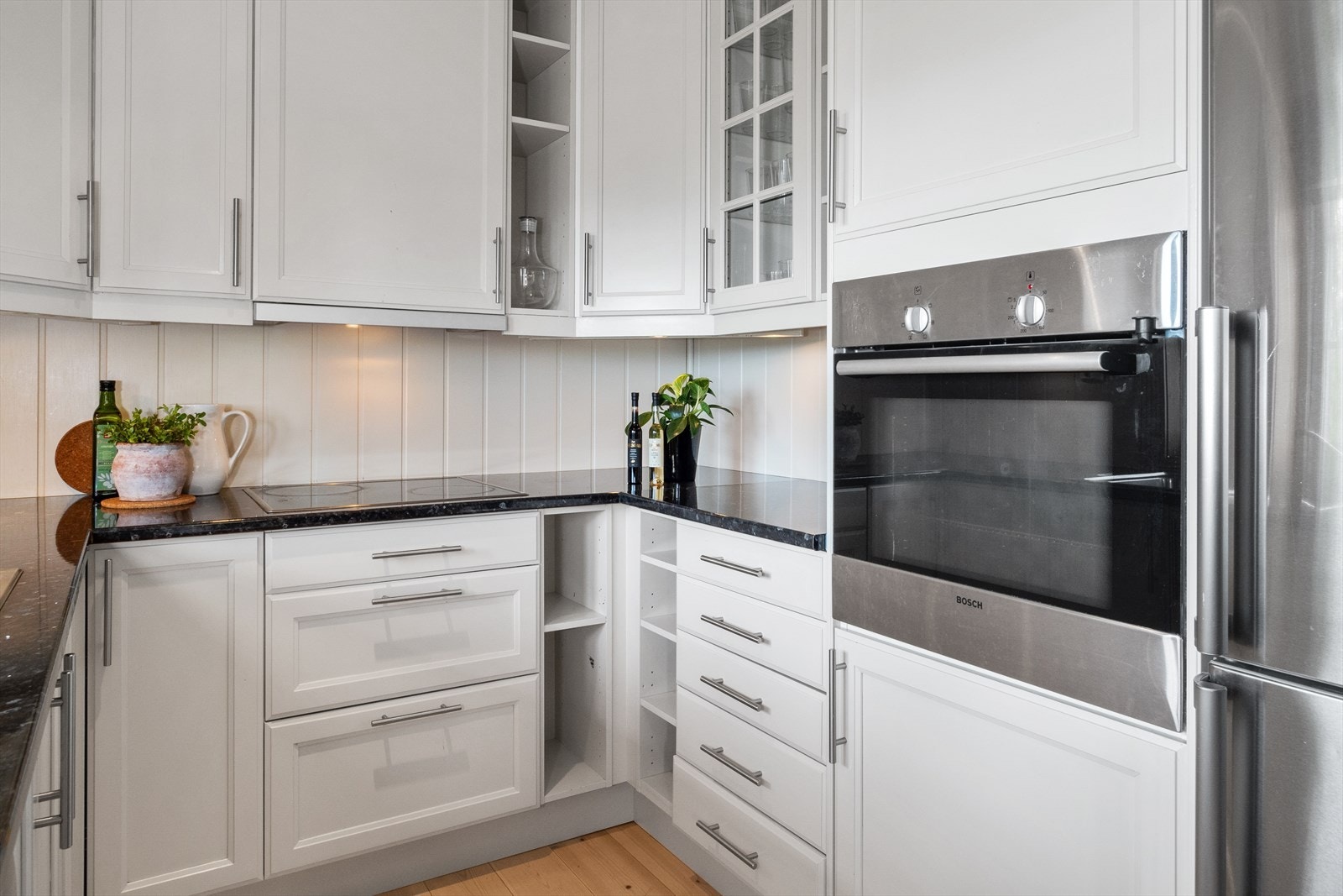 Koketopp, stekeovn og oppvaskmaskin er integrert. Galleribilde