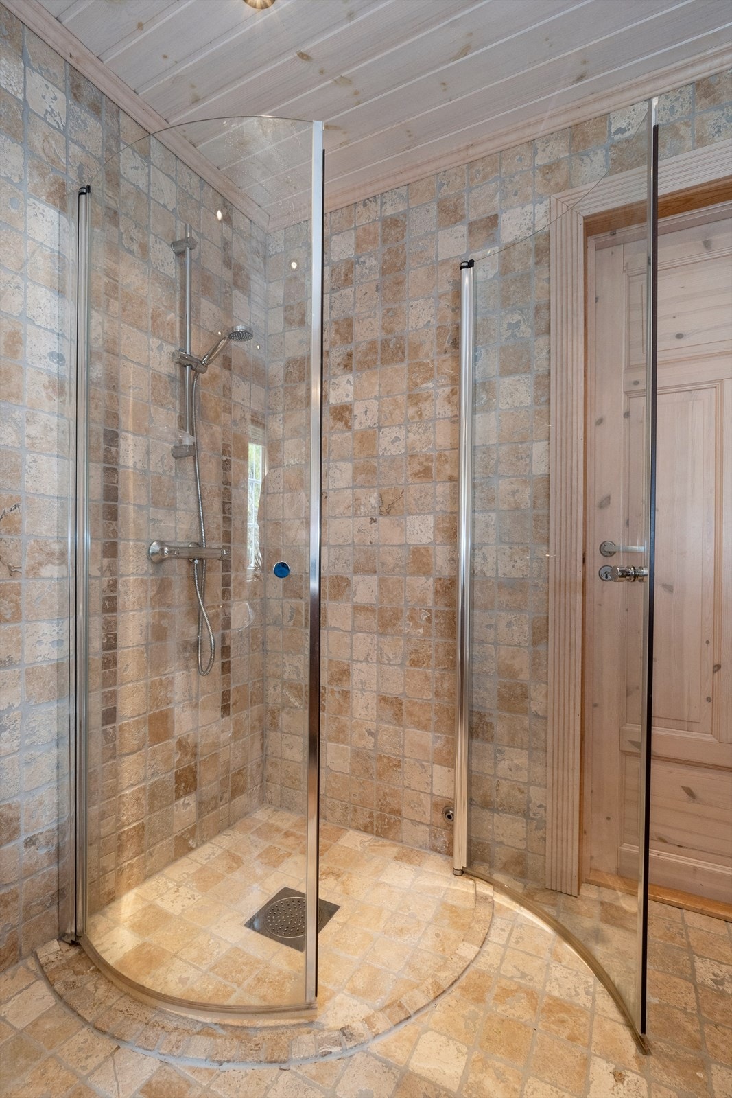 Dusjhjørne med innfellbar dør i glass. Galleribilde