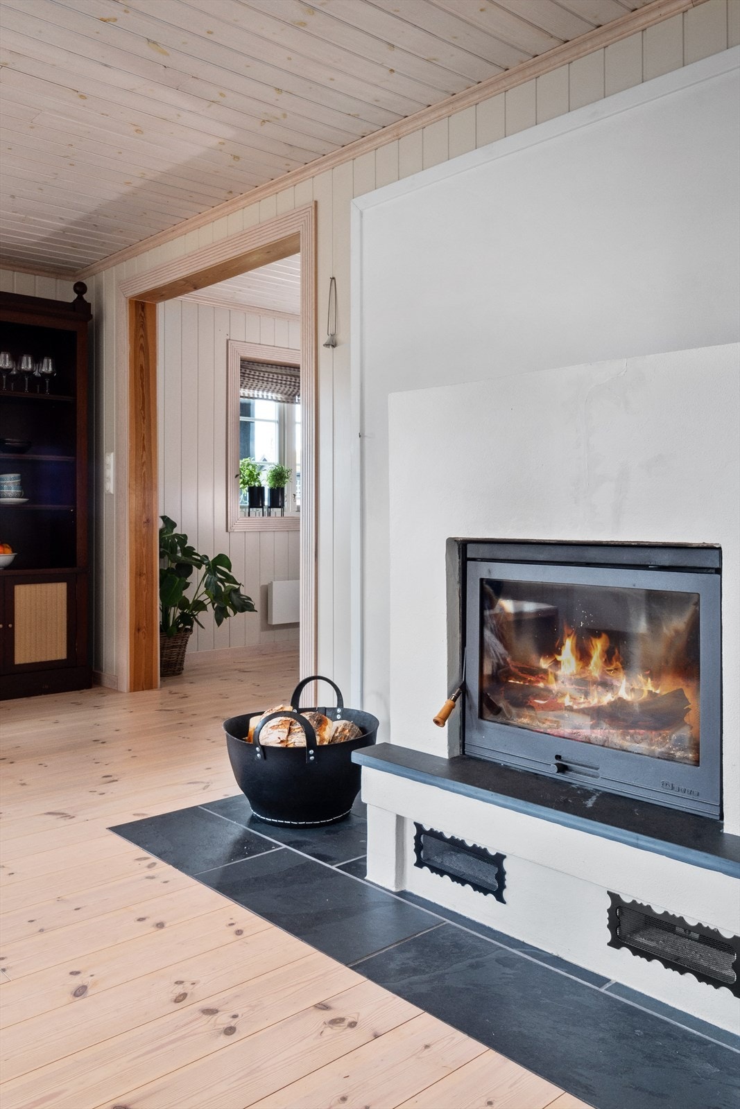 På de kalde vinterdagene kan man nyte kos og hygge foran peisen. Galleribilde