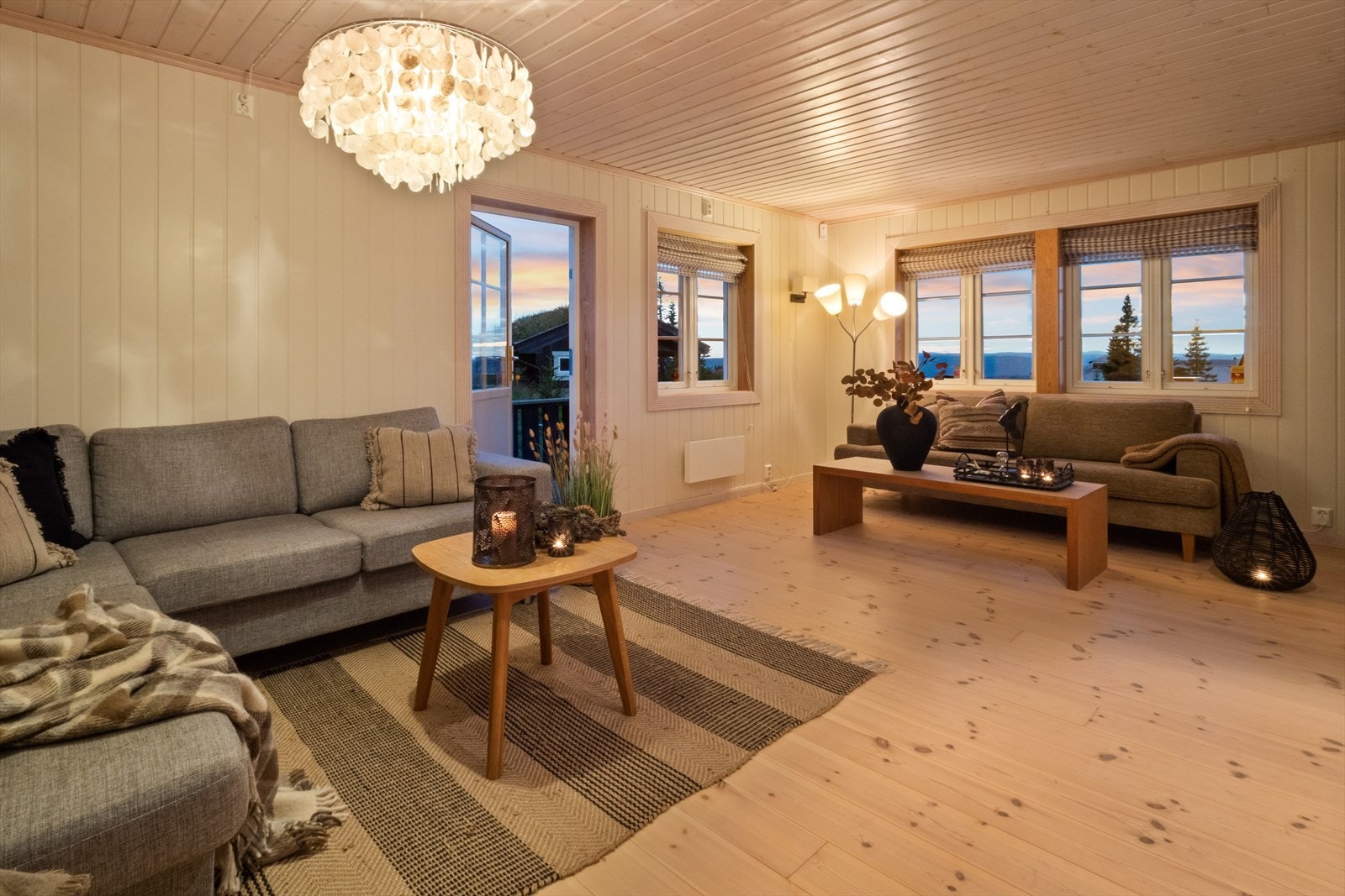 Stuen har store og gode vinduer som slipper godt med naturlig lys inn. Fra stuen er det også utgang til romslig veranda Galleribilde