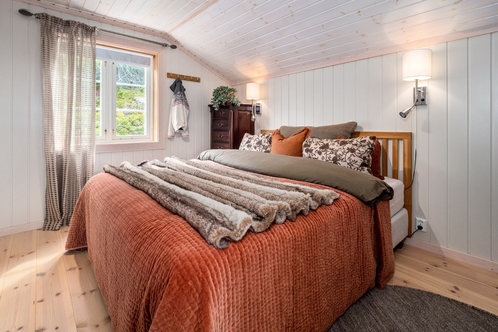 Soverom 5/hovedsoverom i andre etasje med dobbeltseng. Galleribilde