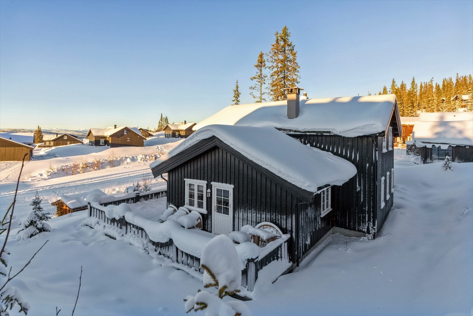 Hytta har en attraktiv beliggenhet med gode solforhold og nydelig utsikt. Galleribilde