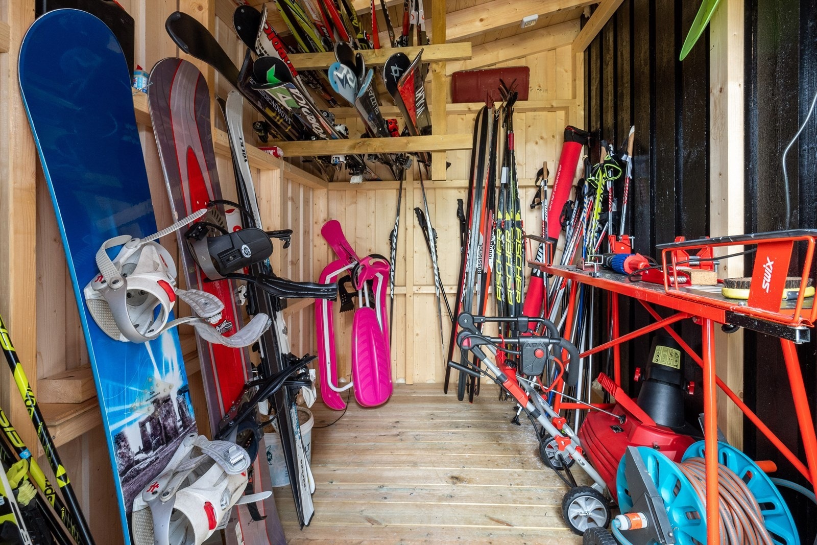 Nyere utebod i tilknytning til hytta med gode oppbevaringsmuligheter. Galleribilde