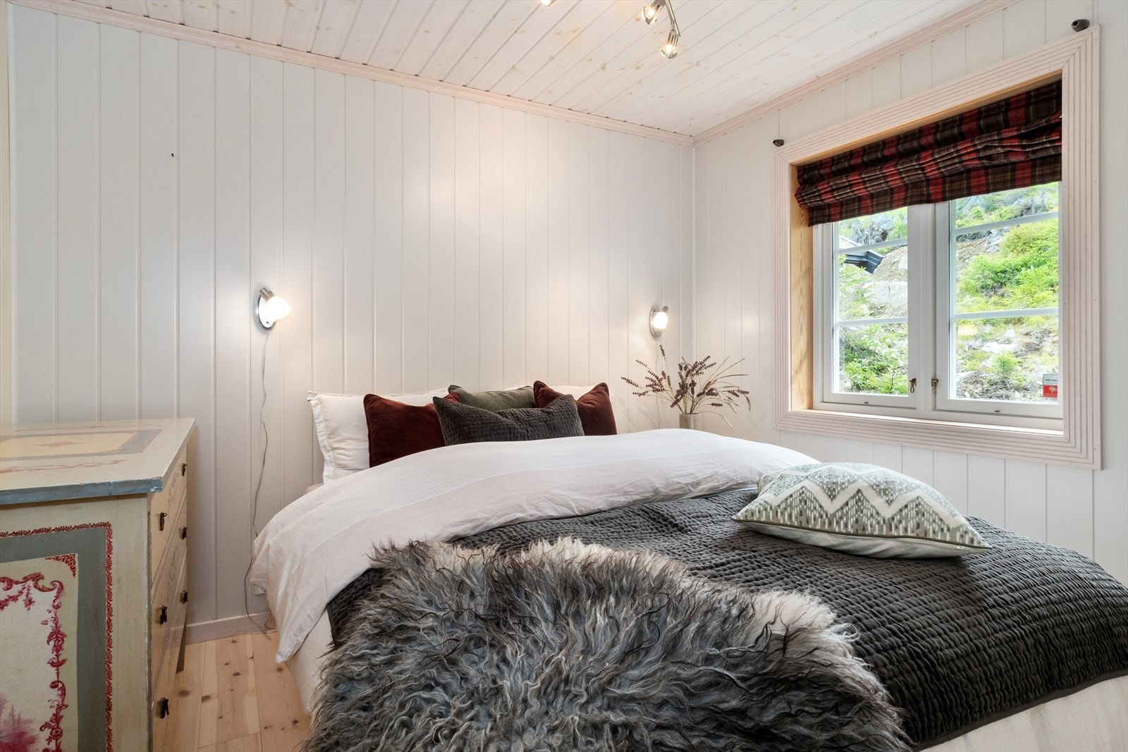 Soverom 1 med god plass for dobbeltseng. Galleribilde