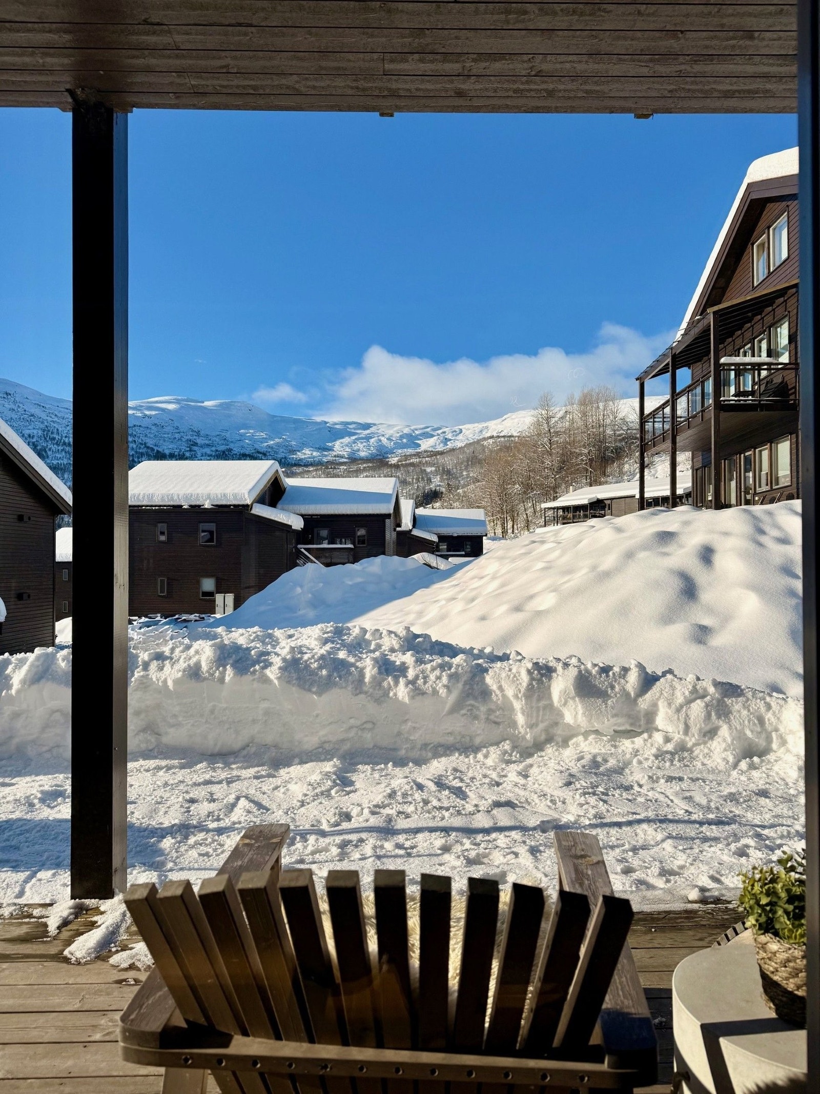 Utsikt mot vest. Her kan solen nytes til den går ned bak fjellene Galleribilde