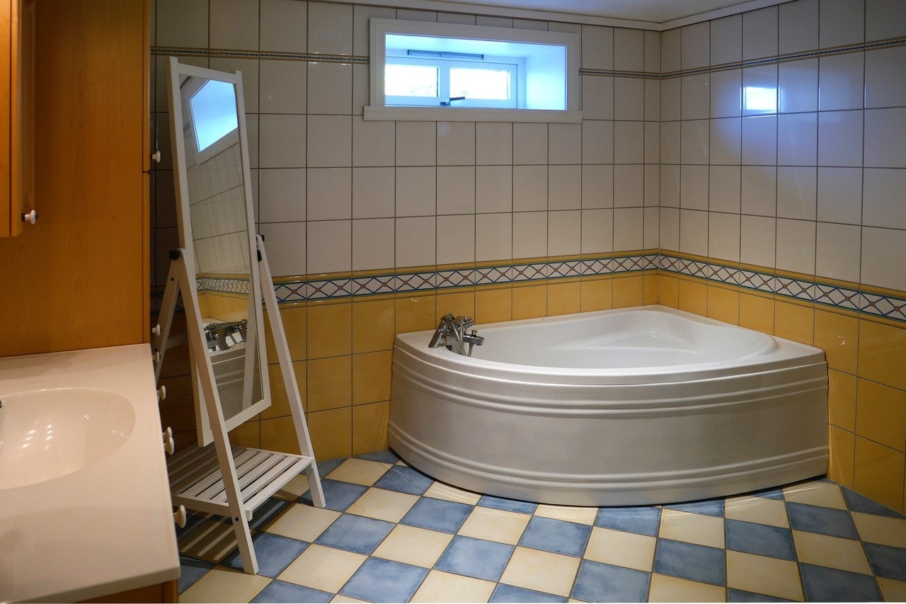 Helfliset baderom - Inneholder servant, wc, dusj og badekar. Galleribilde