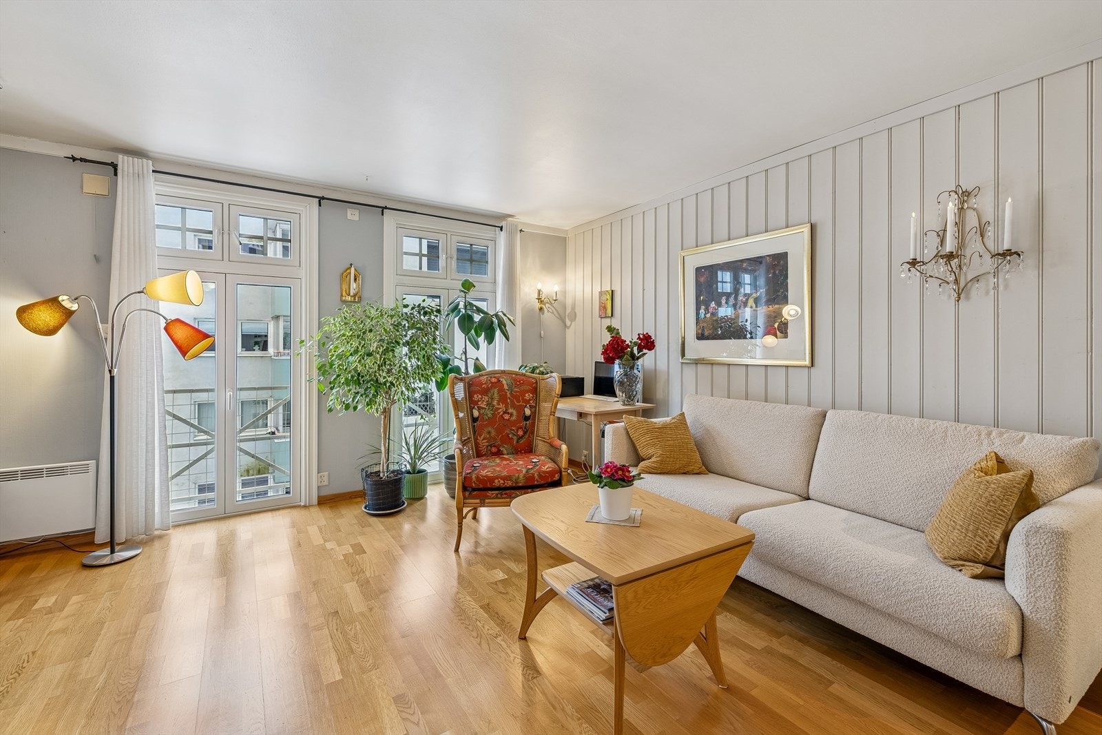 De store vindusflatene gir rikelig med lys og har fransk veranda for trygg åpning mot Skolegata. Ble rehab 2022 i regi av borettslaget. Galleribilde