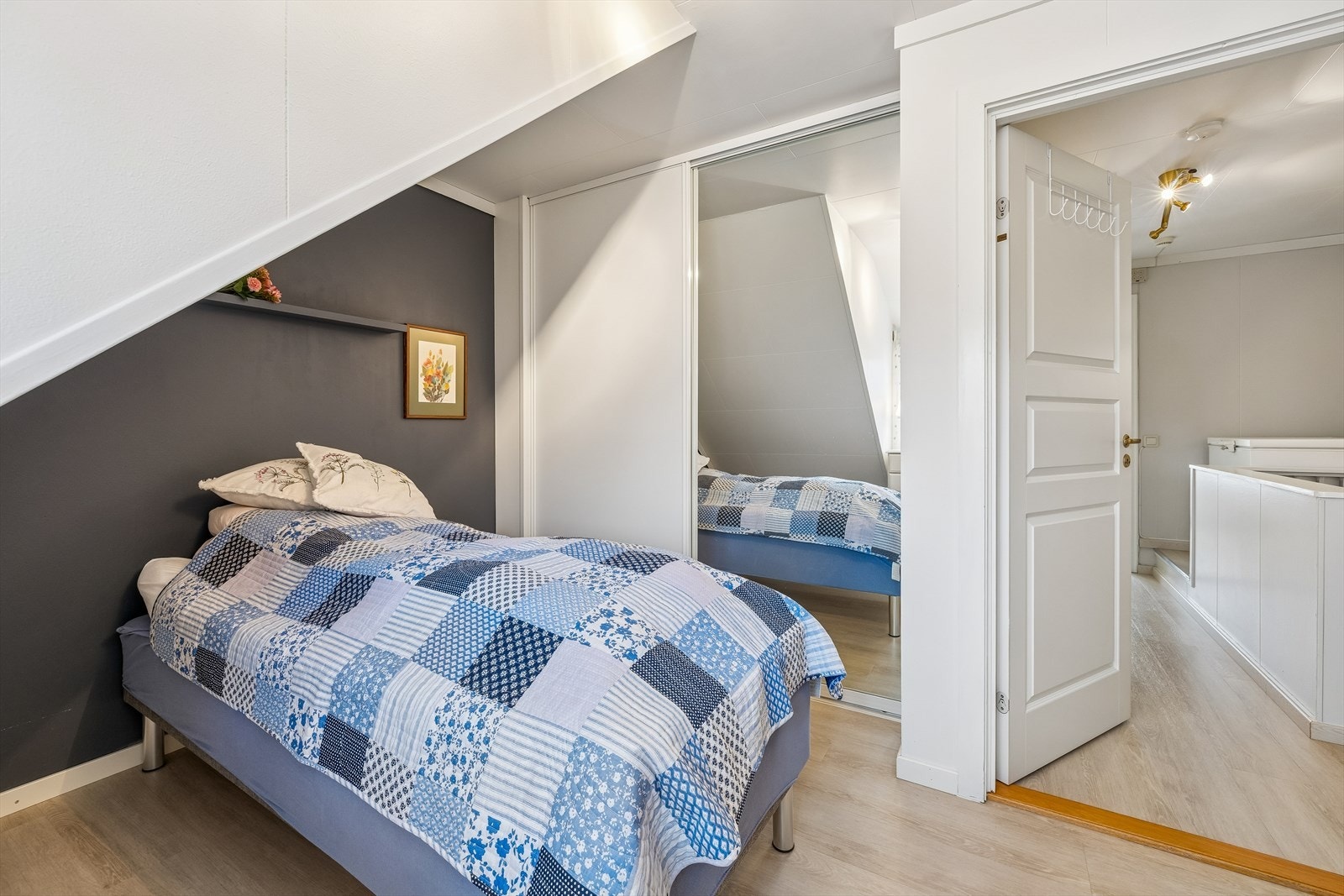 Det andre soverommet er utstyrt med praktiske garderobeskyvedører fra 2018. Nytt gulv fra 2018. God plass til dobbelseng. Galleribilde