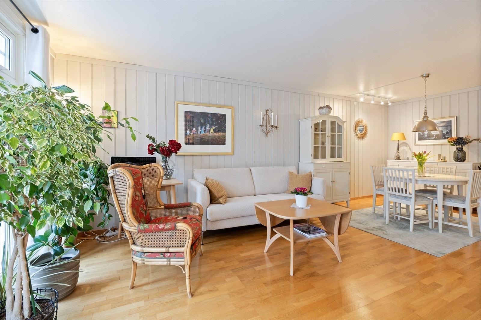 Parkettgulv (kan slipes) ble lagt og isolert i 2003 og panelvegg mot nabo lydisolert. Galleribilde