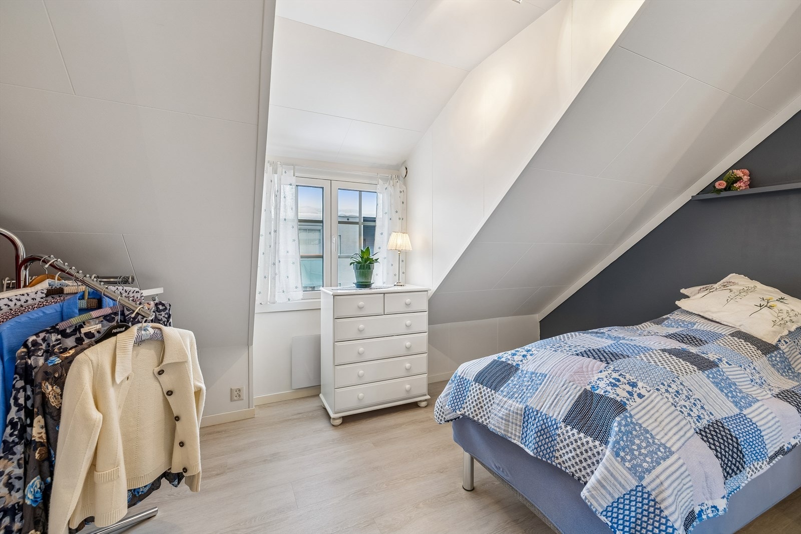 Dette rommet egner seg godt som barnerom, gjesterom eller kontor. Det er lagt nytt gulv i 2018. Vegger/tak malt 2018. Galleribilde